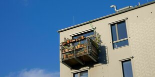 Ein Balkon und Blauer Himmel auf dem Areal rund um die SpreeWG1