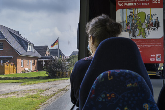 Blick aus dem Bus mit Deutschlandfahne