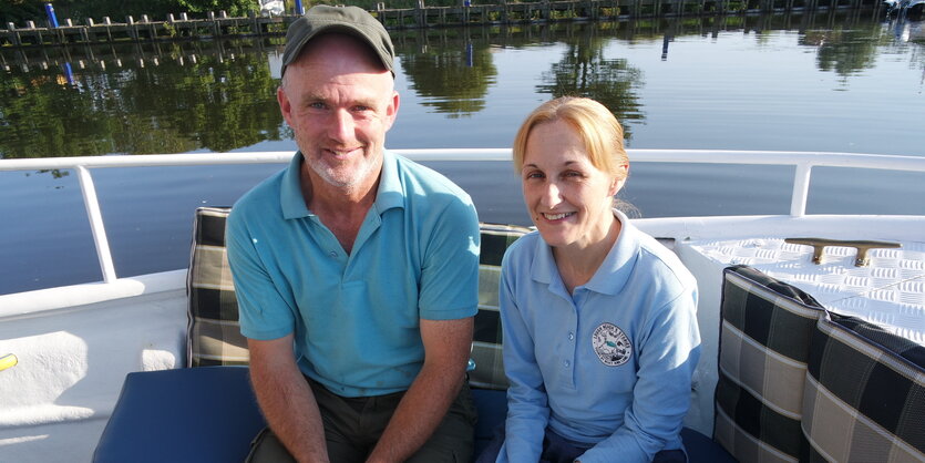 Ein Mann und eine Frau auf einem Boot