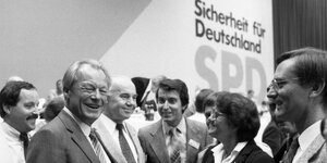 Willy Brandt mit KollegInnen auf einem Parteitag.