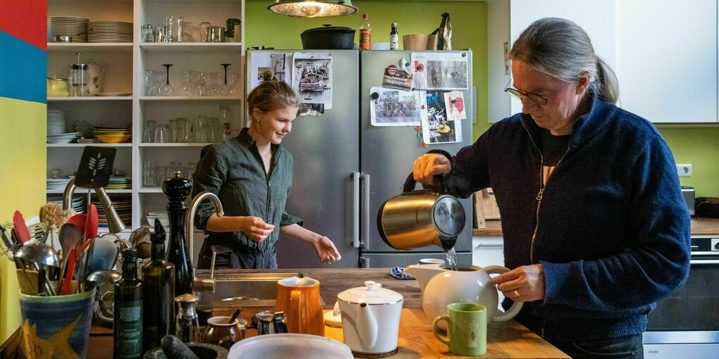 Laura Drescher und Michael LaFond in der Kueche