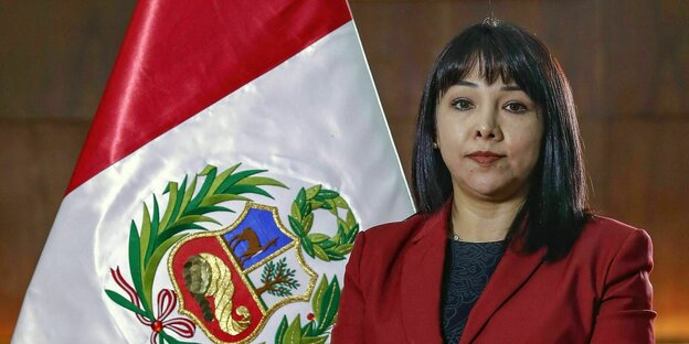 Offizielles Portrait von Mirtha Vasquez mit Fahne und Schärpe