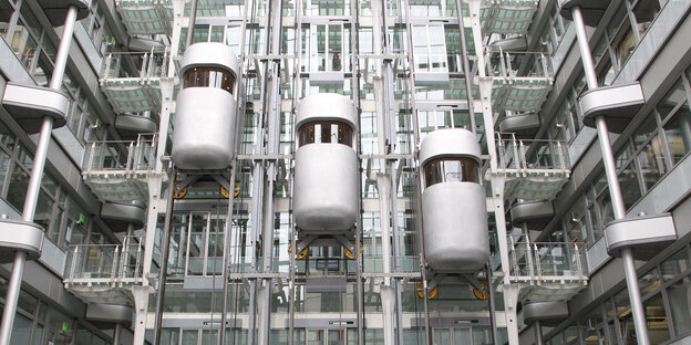 Das Bild zeigt die futuristischen Aufzüge in der IHK-Zentrale im Ludwig-Erhard-Haus in Charlottenburg.