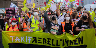 "Tarif-Rebellinnen" steht auf dem Transparent bei einer Demonstration von Beschäftigen der landeseigenen Berliner Krankenhäuser Vivantes und Charité.