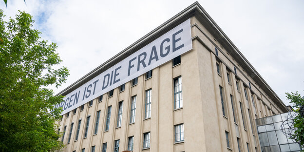 "Morgen ist die Frage" steht auf einem Transparent am Gebäude des Berliner Techno-Clubs Berghain