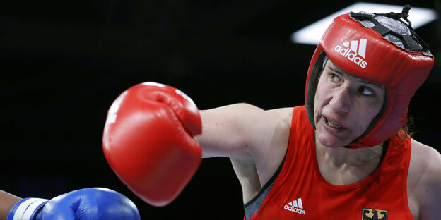 Sarah Scheurich zieht im Boxkampf den rechten Arm durch