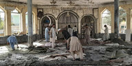 Menschen in einer Moschee, die von einer Bombe verwüstet wurde