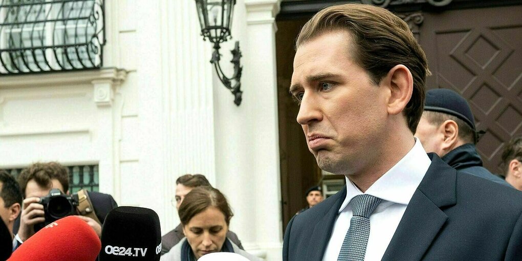 Sebastian Kurz zieht die Mundwinkel nach unten während einer Pressekonferenz