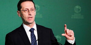 Finanzminister Mihaly Varga gestikuliert mit zwei Fingern