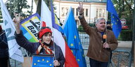 Demonstranten mit Europa Flaggen und Plakaten vor dem Verfassungsgericht