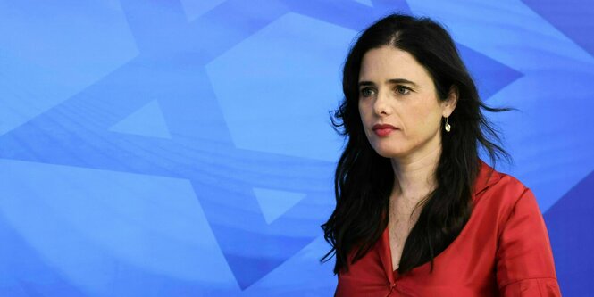 Die israelische Innenministerin Ayelet Shaked trägt ein rotes Kleid und roten Lippenstift