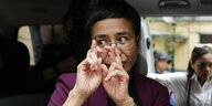 Die Friedensnobelpreisträgerin Maria Ressa gestikuliert aus einem Auto heraus