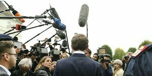 Sebastian Kurz auf dem Weg, belagert von Journalisten