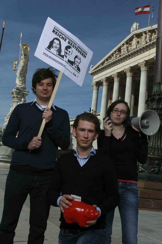 Der junge Sebastian Kurz(Mitte) protestiert 2010 noch