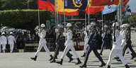 Militärangehörige mit Fahnen marschieren anlässlich des Nationalfeiertags in Taipeh