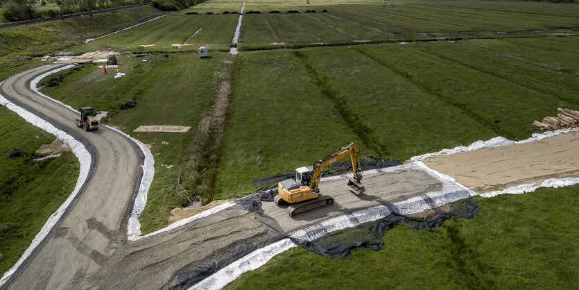 Blick von oben auf die Baustelle der A26