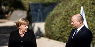 Angela Merkel und Israels Regierungschef Naftali Bennett in der Holocaustgedenkstätte Yad Vashem