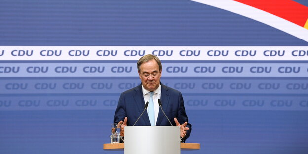 Armin Laschet schaut auf seine Notizen während einer Rede im Berliner CDU-Hauptquartier