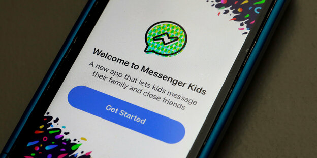 Ein Smartphone mit der App Messenger Kids