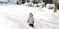 Ein Kind im Schnee