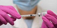 Impfstoff von Biontec wird mit einer Spritze aufgezogen