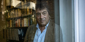 Der Schriftsteller Sandro Veronesi schaut aus dem Fenster.