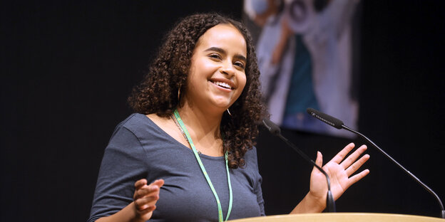 Sarah-Lee Heinrich, neue Bundessprecherin der Grünen Jugend, spricht beim 55. Bundeskongress der Grünen Jugend unter dem Motto "Keine Zeit für kleine Schritte - Zukunft erkämpfen". Sie lächelt an der Kamera vorbei und hält die Hände in der Luft