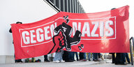 Großes rotes Transparent mit der Aufschrift "Gegen Nazis"