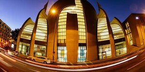 blaue Stunde: Beleuctete Moschee in Köln