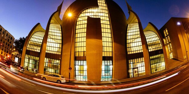 blaue Stunde: Beleuctete Moschee in Köln