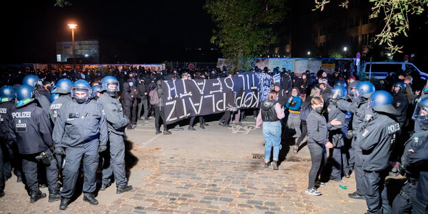 Polizisten stehen Demonstrierenden bei einem Protest gegen die Räumung des Berliner Bauwagenplatzes "Köpi" gegenüber