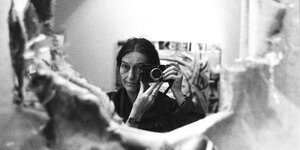 Evelyn Richter fotografiert im Spiegel ein Selbstportrait.