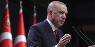 Der türkische Staatspräsident Erdogan hält eine Rede vor der türkischen Nationalflagge