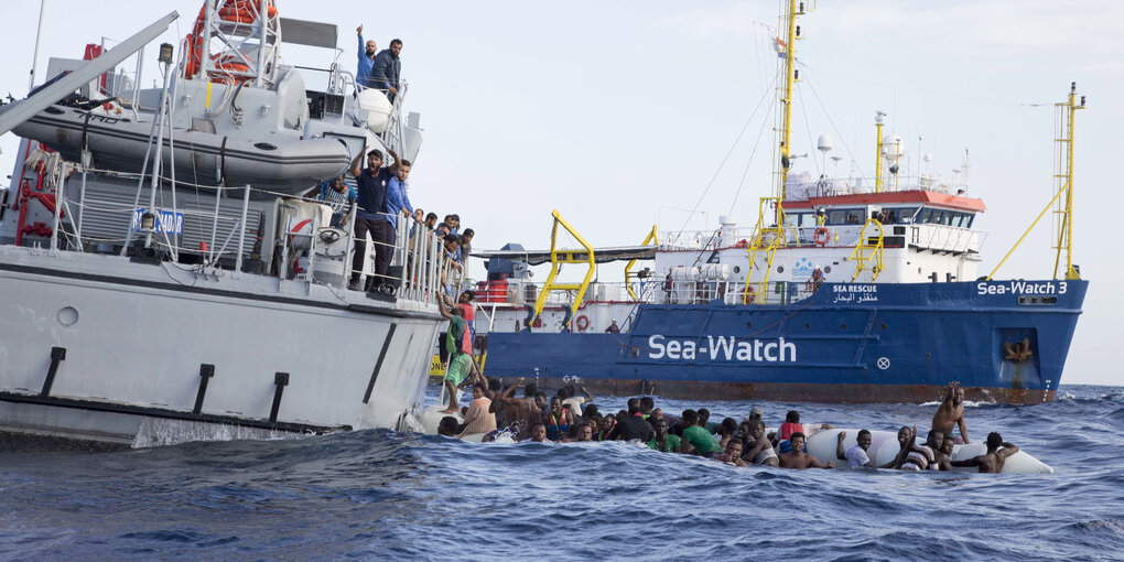 Zwei Schiffe auf dem Meer. Menschen auf einem sinkenden Schlauchboot