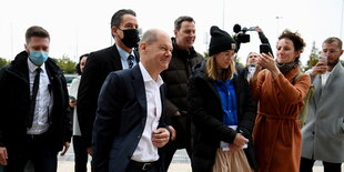 Olaf Scholz wird von Menschen fotografiert