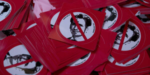 Sticker mit dem Portrait von Sebastian Kurz dsa mit einem roten Stop-Balken versehen ist