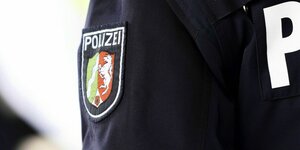 Polizeiwappen auf der Uniform eines Polizisten