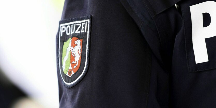 Polizeiwappen auf der Uniform eines Polizisten