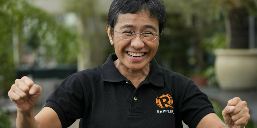 Die Portraitierte Maria Ressa jubelt