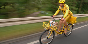 Briefträger mit gelbem Fahrrad