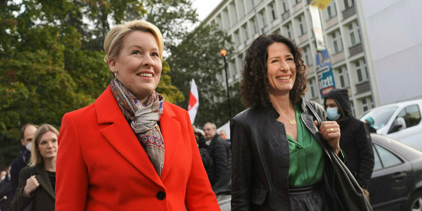 Franziska Giffey und Bettina Jarasch gehen zusammen über die Straße