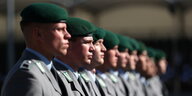 Soldaten stehen in Reihen zusammen