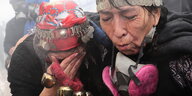 Zwei indigene Frauen haben Tränengas abbekommen