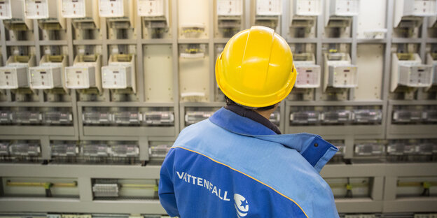 Vattenvall-Arbeiter mit gelbem Helm vor einem Schaltkasten