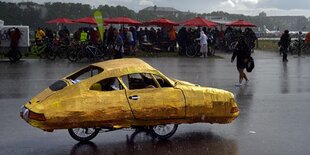 Protest gegen die IAA miteinem selbstgebauten, goldenen Porsche