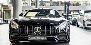 Ein Geschäftswagen steht in einem Mercedes-Autohaus