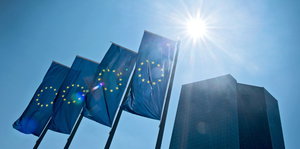 EU-Flaggen vor dem EZB-Turm in Frankfurt.