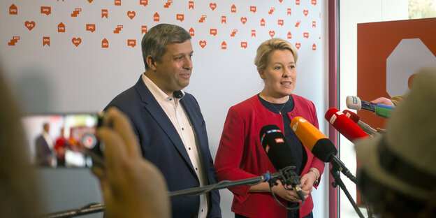 Franziska Giffey, Vorsitzende der Berliner SPD und designierte Regierende Bürgermeisterin, gibt ein Statement ab; sie will weiter mit Grünen und Linken die Chancen auf eine Regierung