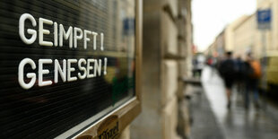 "Geimpft! Genesen!" steht auf einem Schild an einer Bar