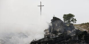 Rauch steigt aus der abgestürzten Maschine in der Ukraine auf.